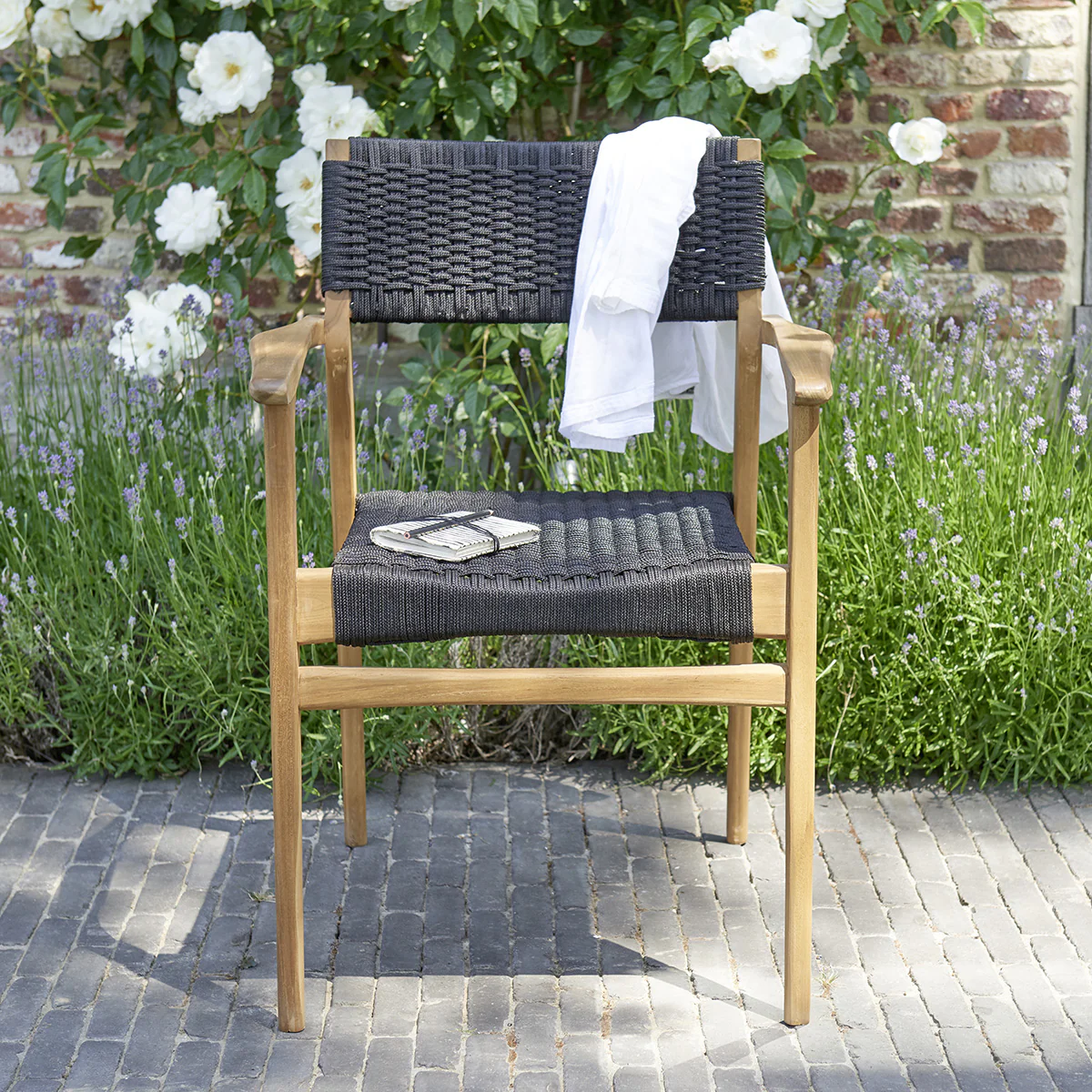 Sillón de exterior de teca maciza y cuerda negra (juego de 2) - Image 3