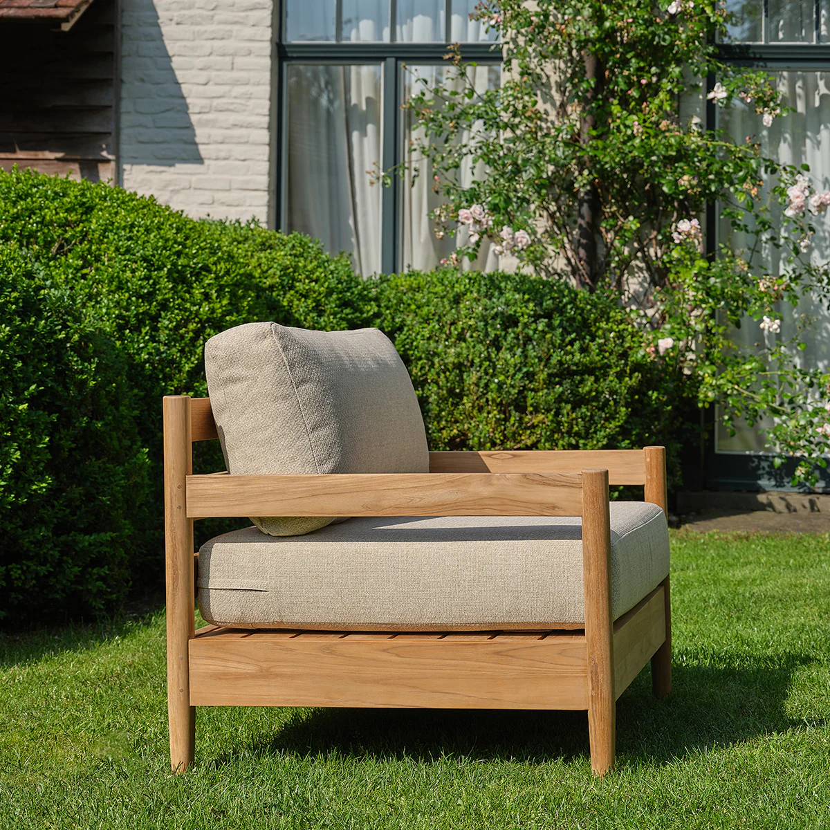 Sillón de jardín bajo de teca maciza con cojines de color beige jaspeado - Image 3