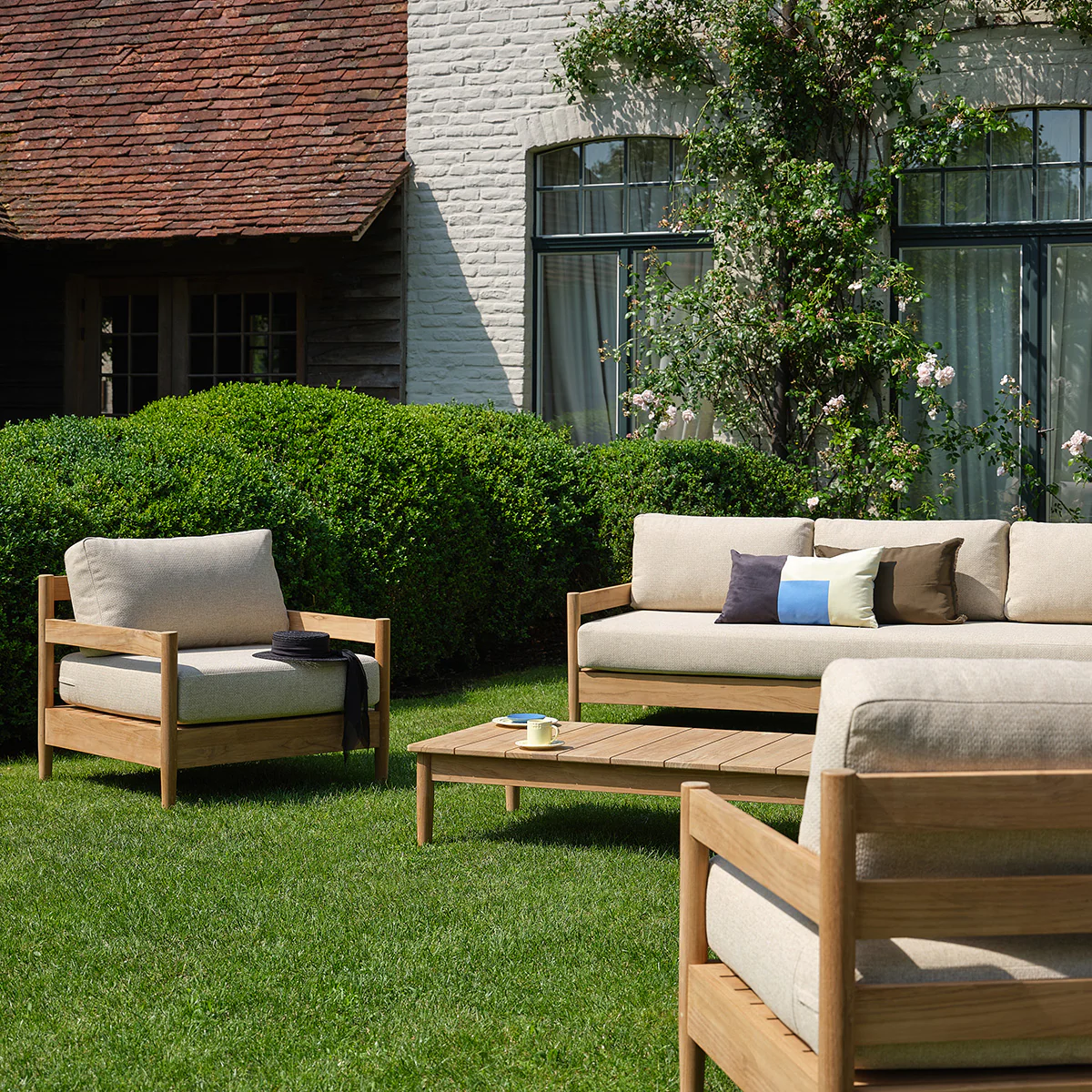 Sillón de jardín bajo de teca maciza con cojines de color beige jaspeado - Image 5