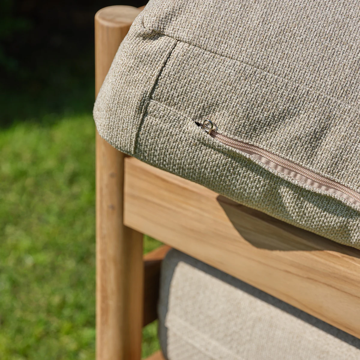 Sillón de jardín bajo de teca maciza con cojines de color beige jaspeado - Image 6