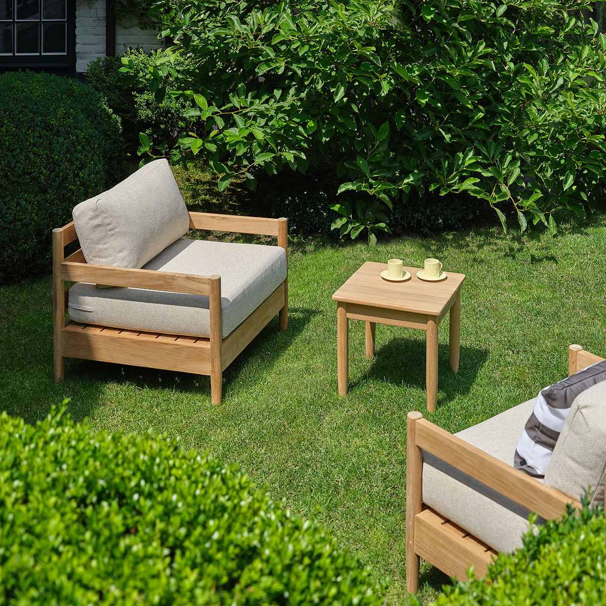 Sillón de jardín bajo de teca maciza con cojines de color beige jaspeado - Image 7