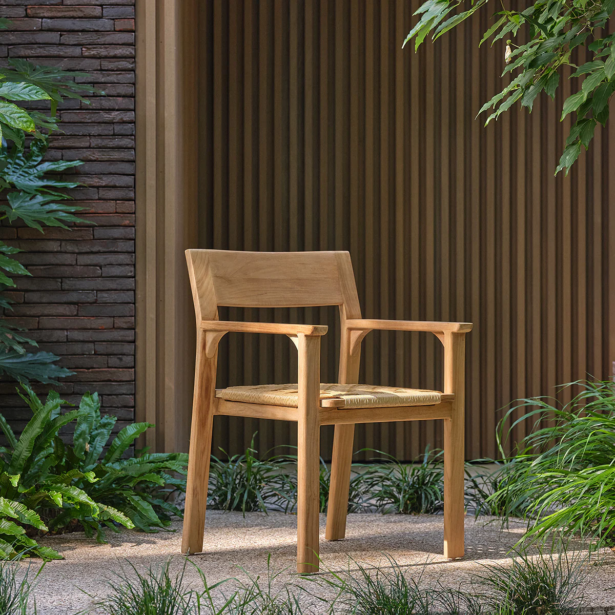 Sillón de jardín de teca maciza y ratán