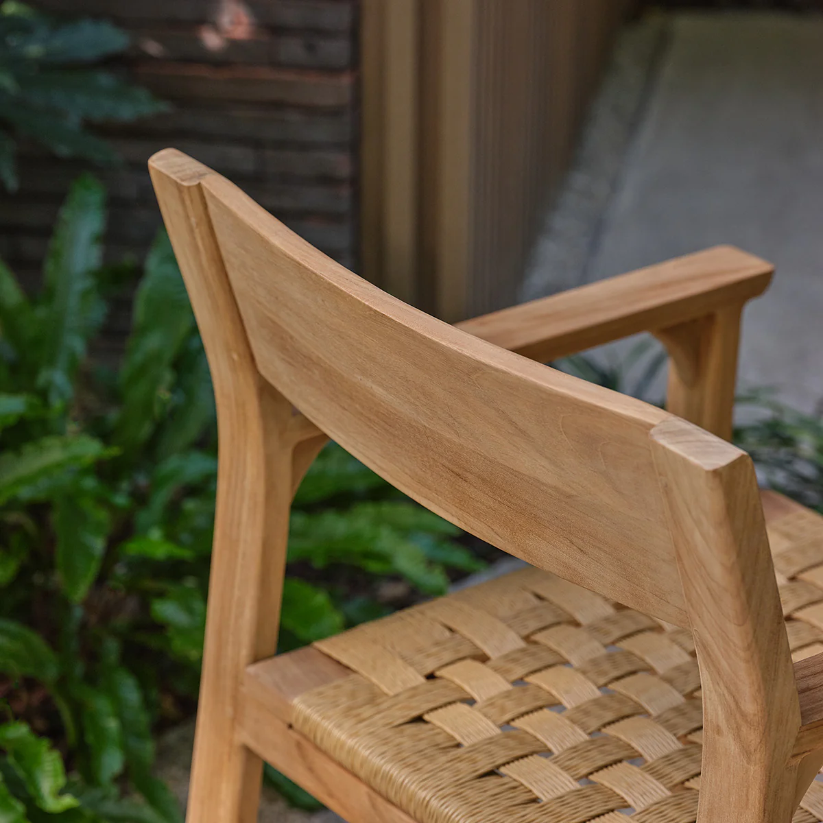 Sillón de jardín de teca maciza y ratán - Image 4