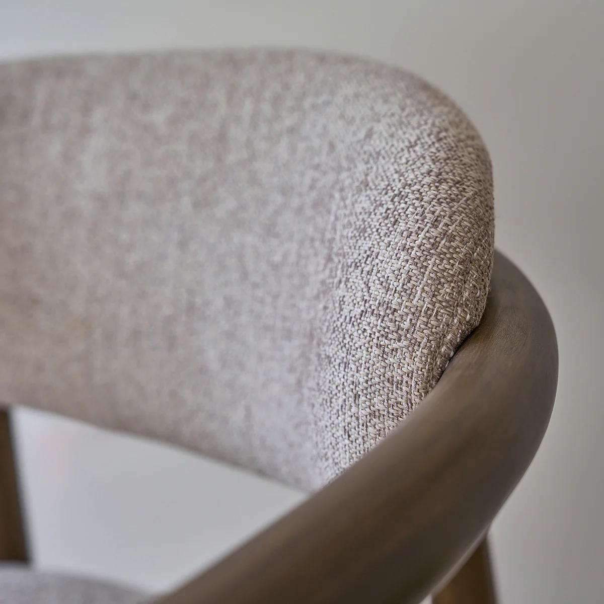 Sillón de madera maciza y tejido con textura beige chiné - Image 6