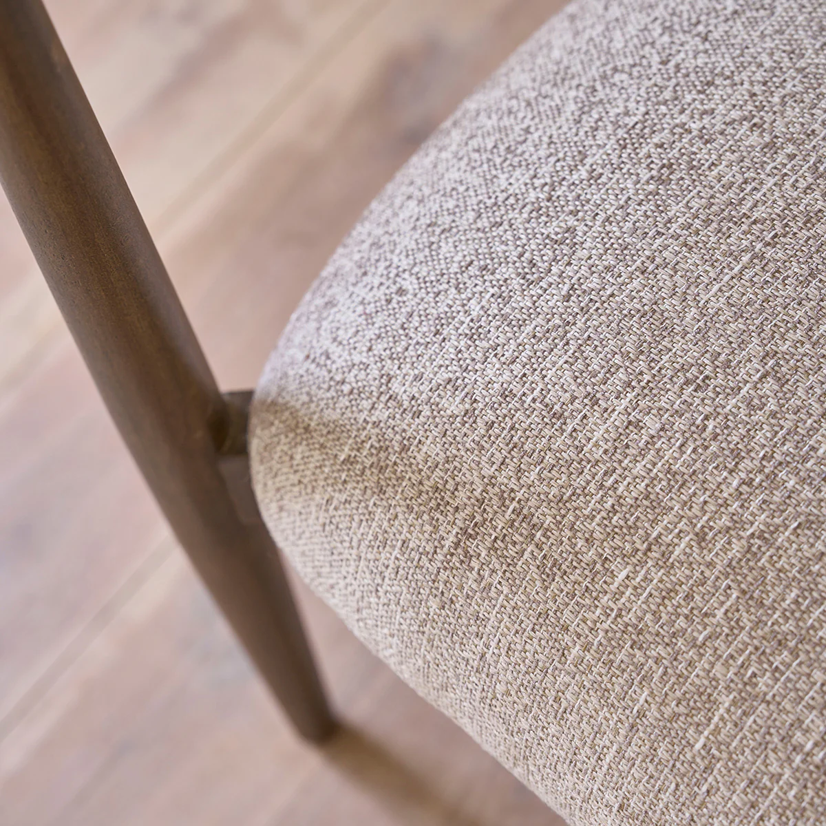 Sillón de madera maciza y tejido con textura beige chiné - Image 7