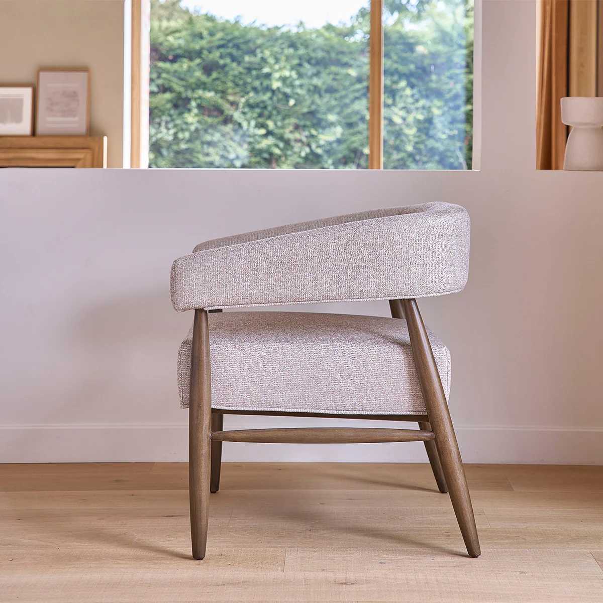 Sillón de madera maciza y tejido con textura beige chiné - Image 3