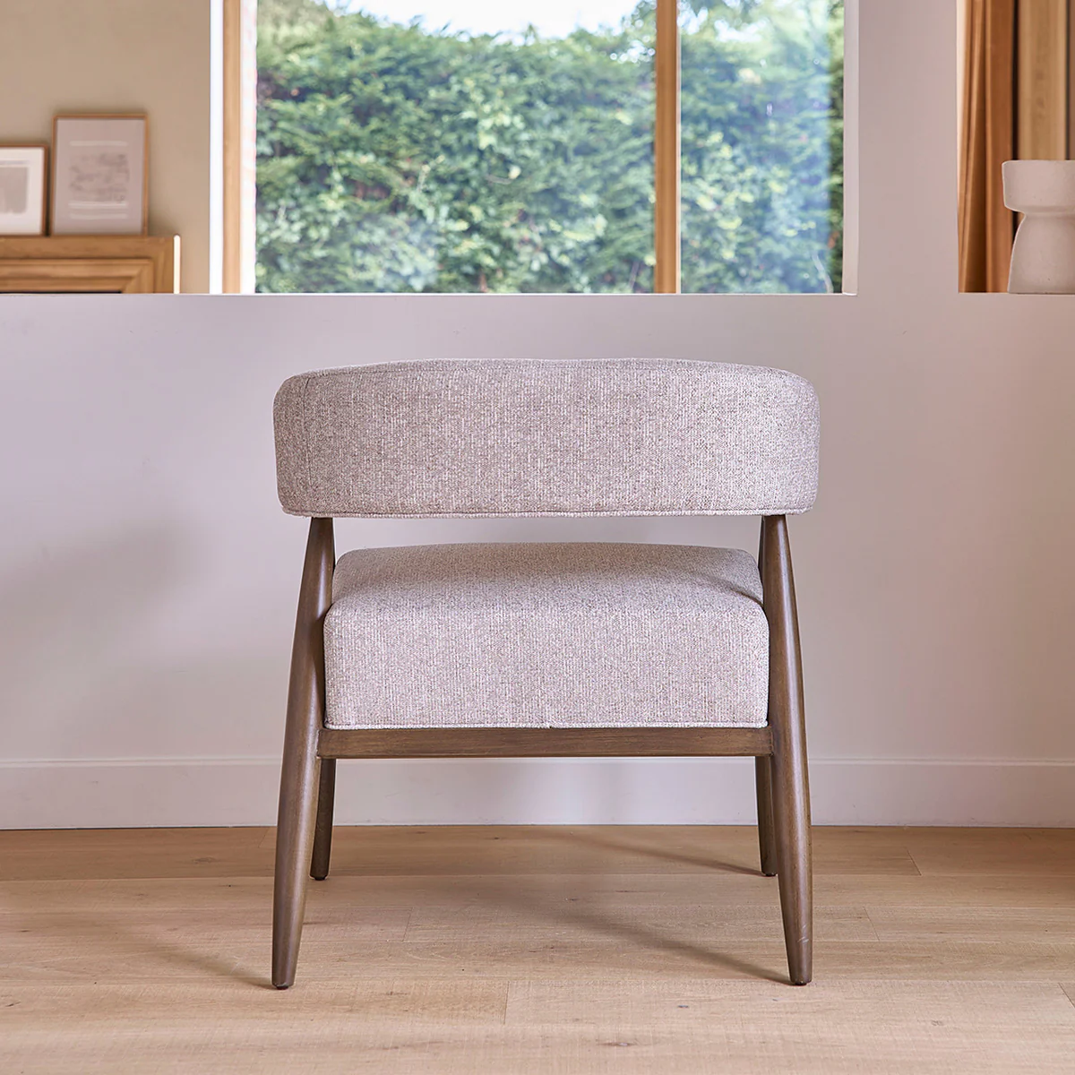 Sillón de madera maciza y tejido con textura beige chiné - Image 4