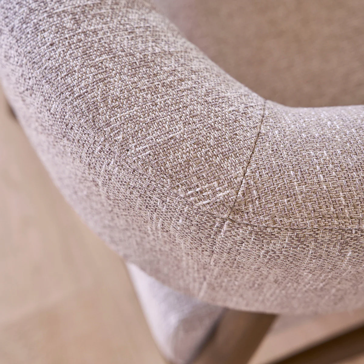 Sillón de madera maciza y tejido con textura beige chiné - Image 5