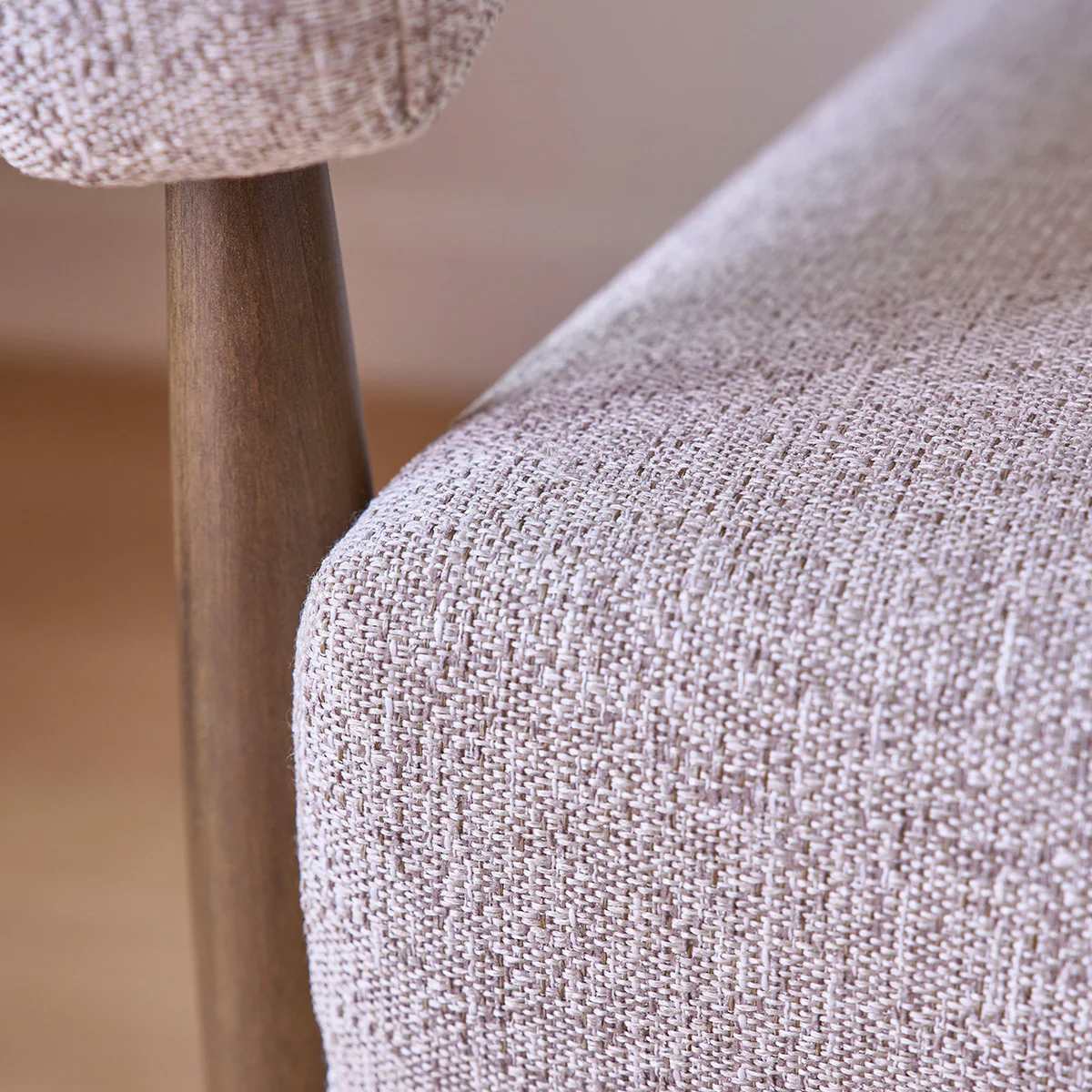 Sillón de madera maciza y tejido con textura beige chiné - Image 6