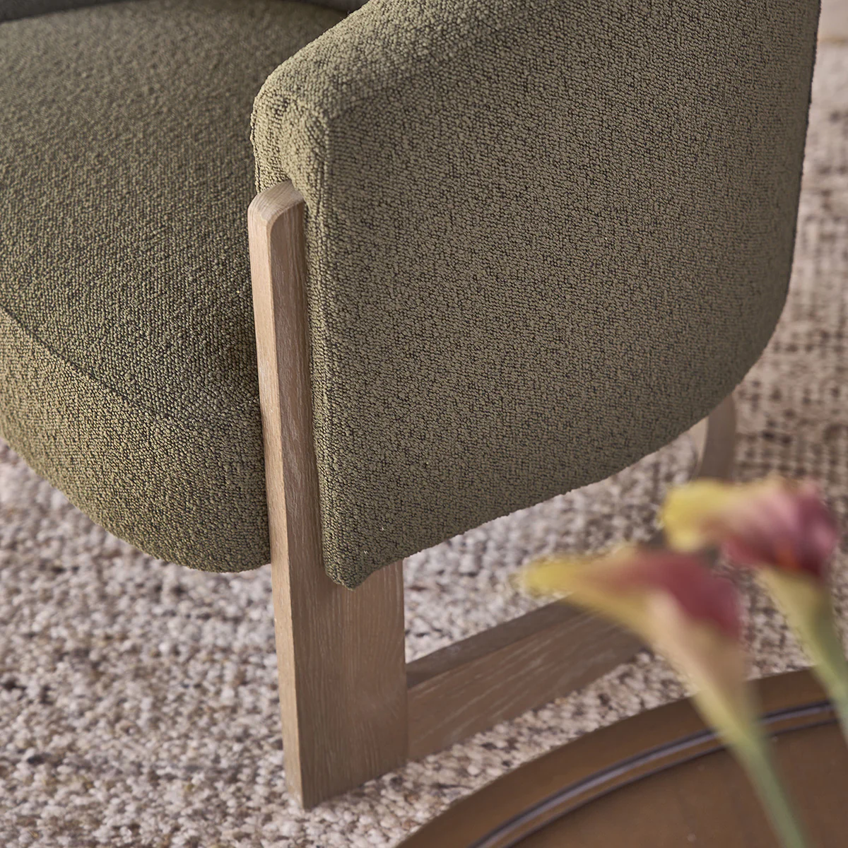 Sillón de roble macizo y tela bouclette caqui - Image 6