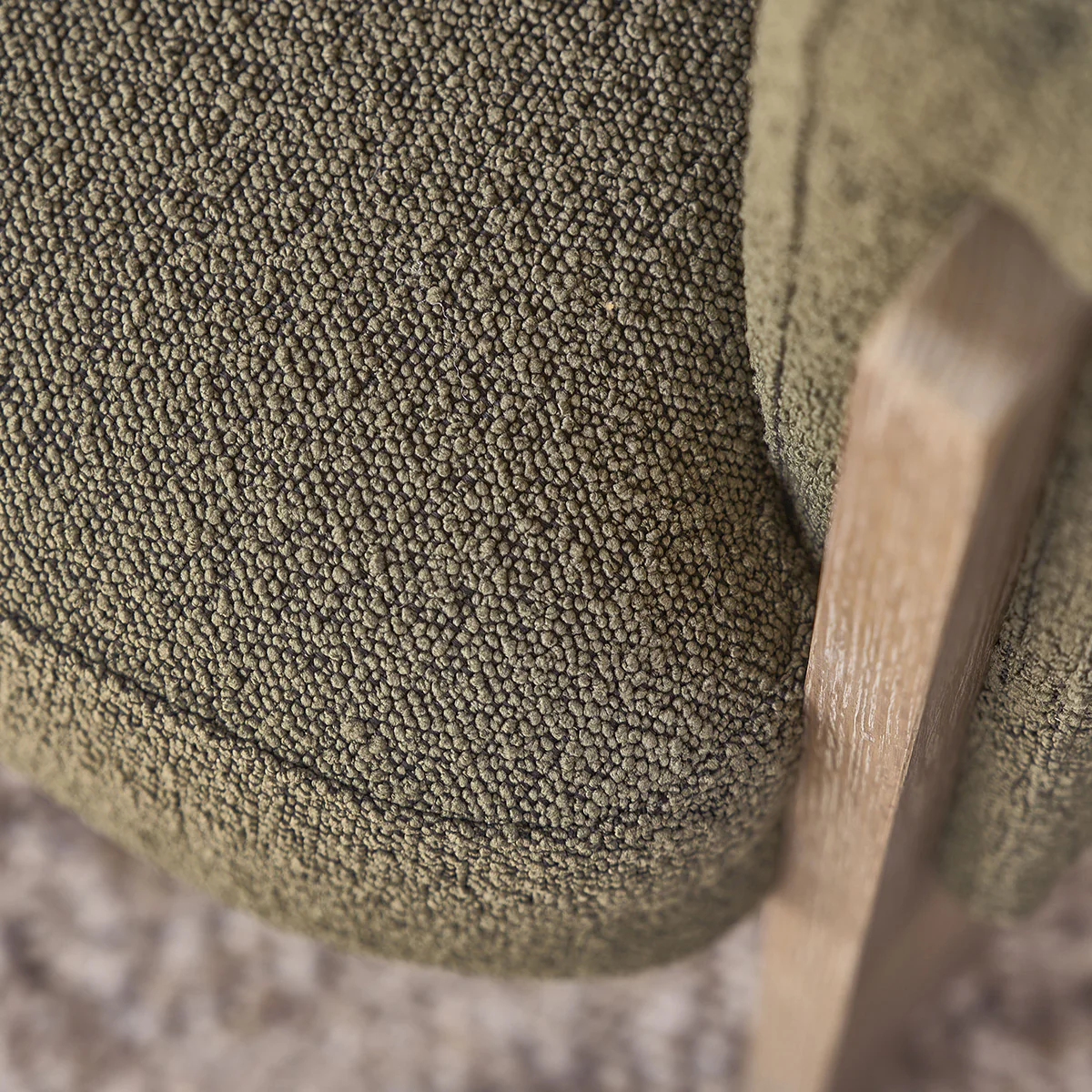 Sillón de roble macizo y tela bouclette caqui - Image 7