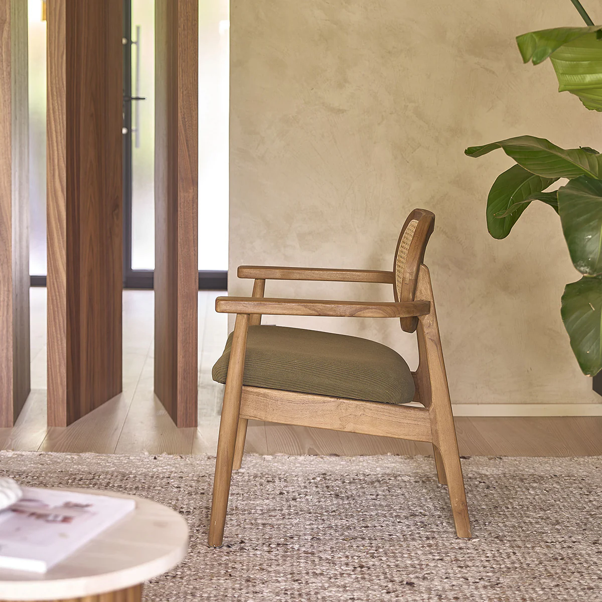 Sillón de teca maciza, rejilla y tejido de terciopelo caqui - Image 4