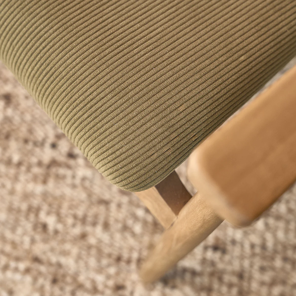 Sillón de teca maciza, rejilla y tejido de terciopelo caqui - Image 6