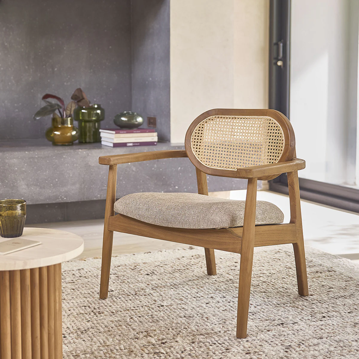 Sillón de teca maciza, rejilla y tela color crudo