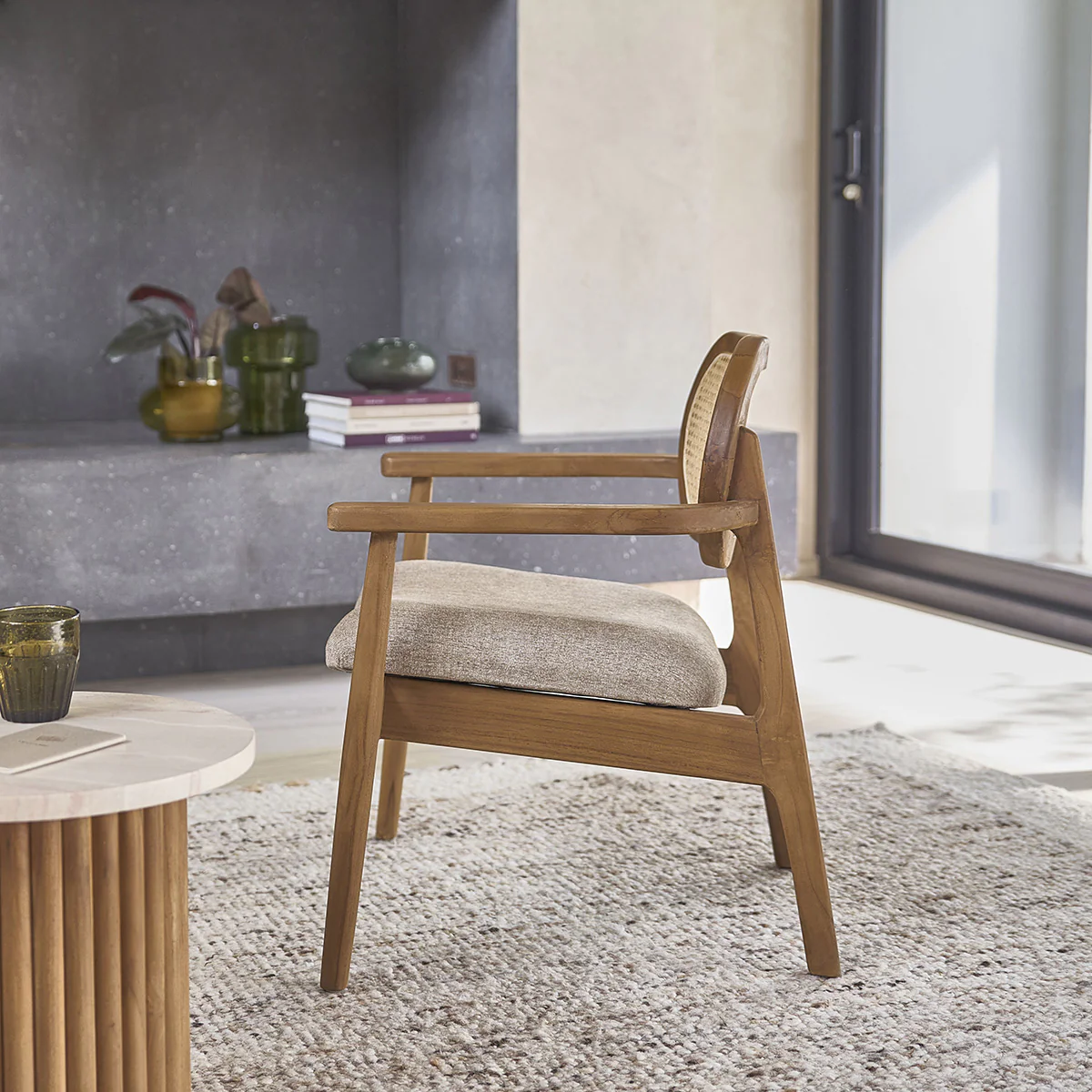 Sillón de teca maciza, rejilla y tela color crudo - Image 3