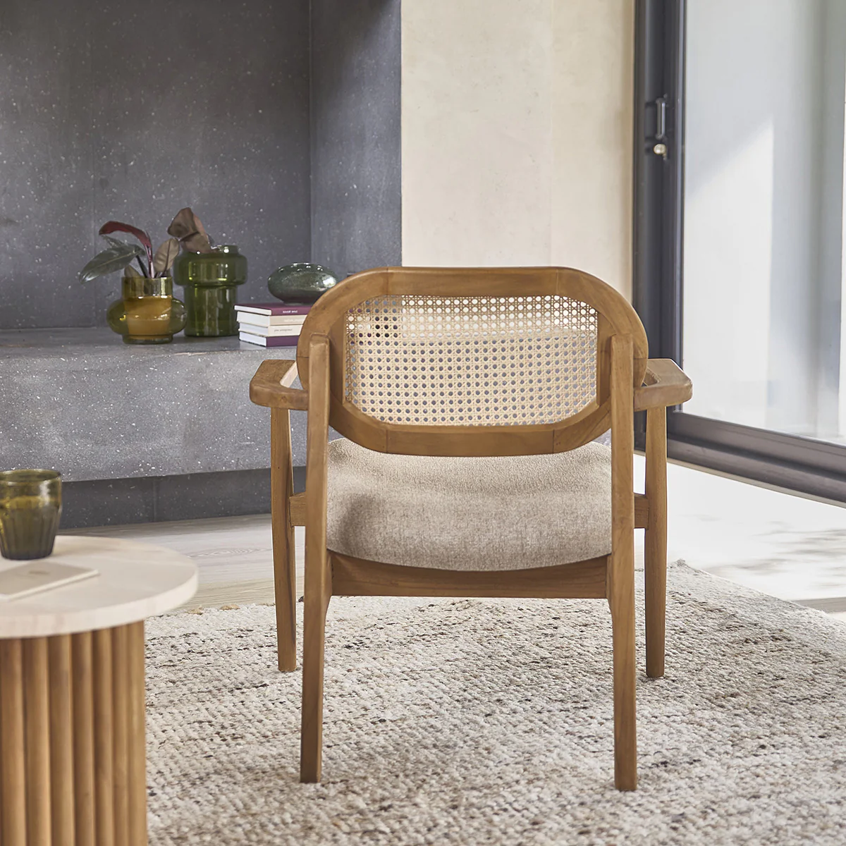 Sillón de teca maciza, rejilla y tela color crudo - Image 4