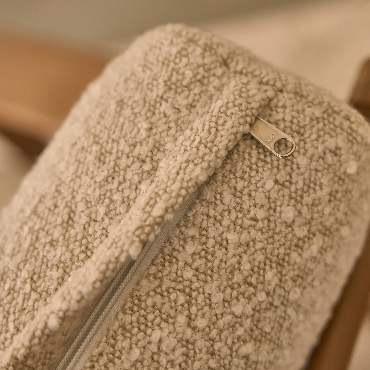 Sillón de teca maciza y tejido bouclette - Image 6