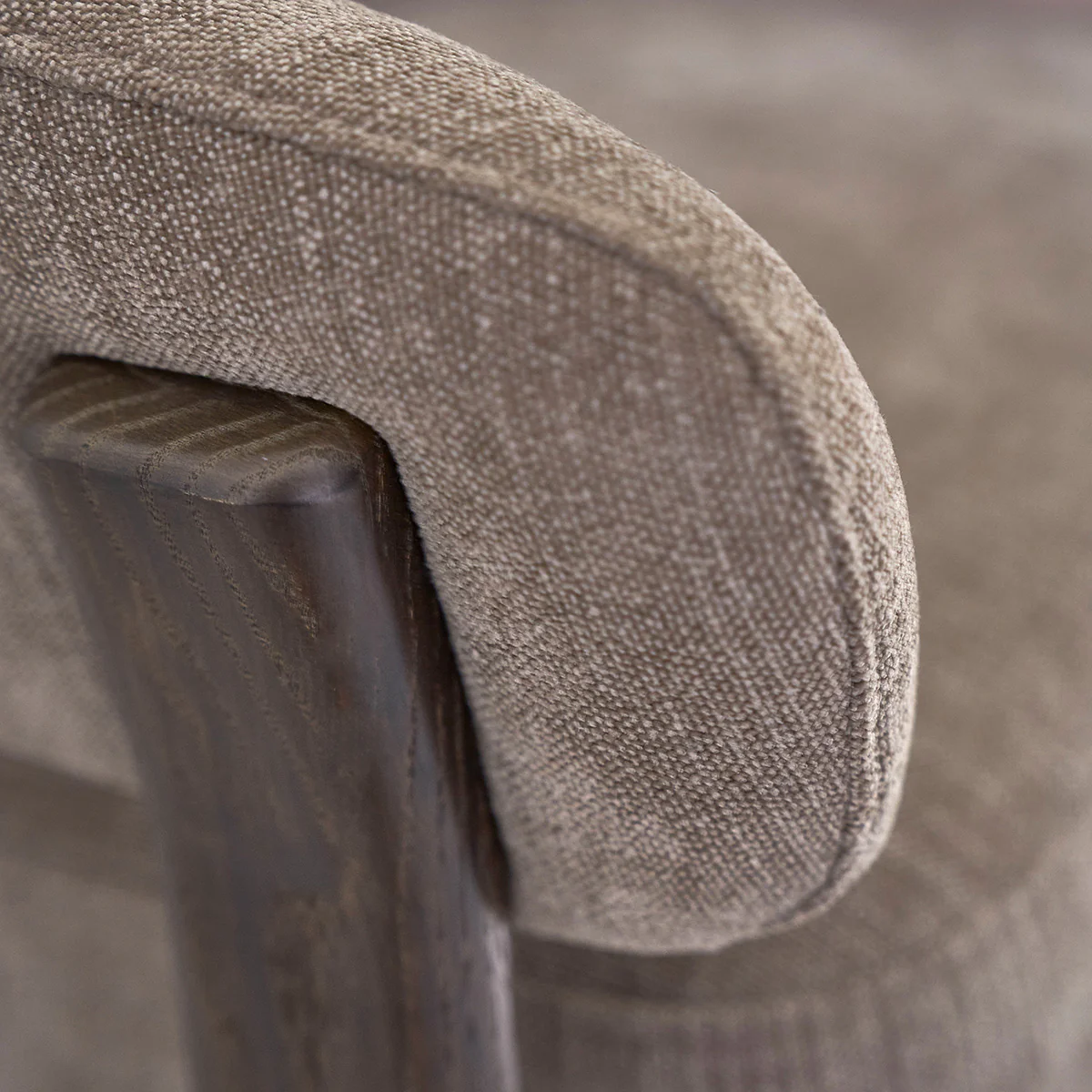 Sillón de roble macizo con acabado en nogal y tejido de chenilla color topo - Image 6