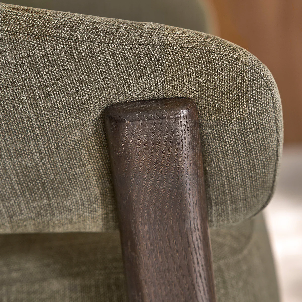 Sillón de roble macizo con acabado en nogal y tejido de chenilla caqui - Image 5