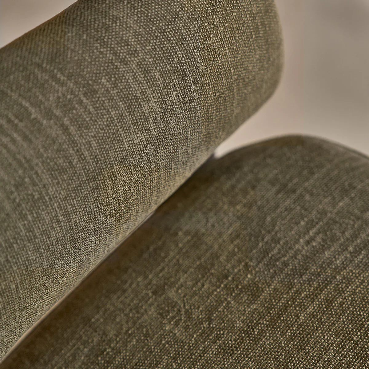 Sillón de roble macizo con acabado en nogal y tejido de chenilla caqui - Image 6