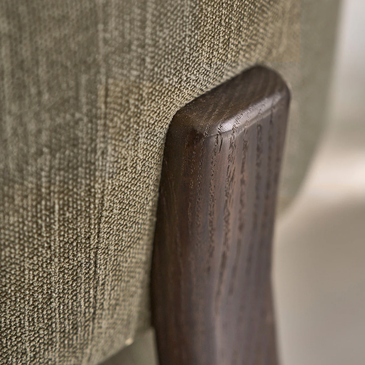 Sillón de roble macizo con acabado en nogal y tejido de chenilla caqui - Image 7