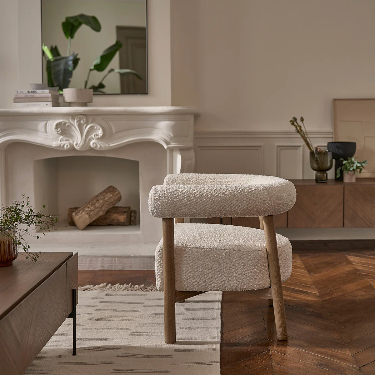 Sillón redondo de roble macizo y tejido bouclette color crudo - Image 3