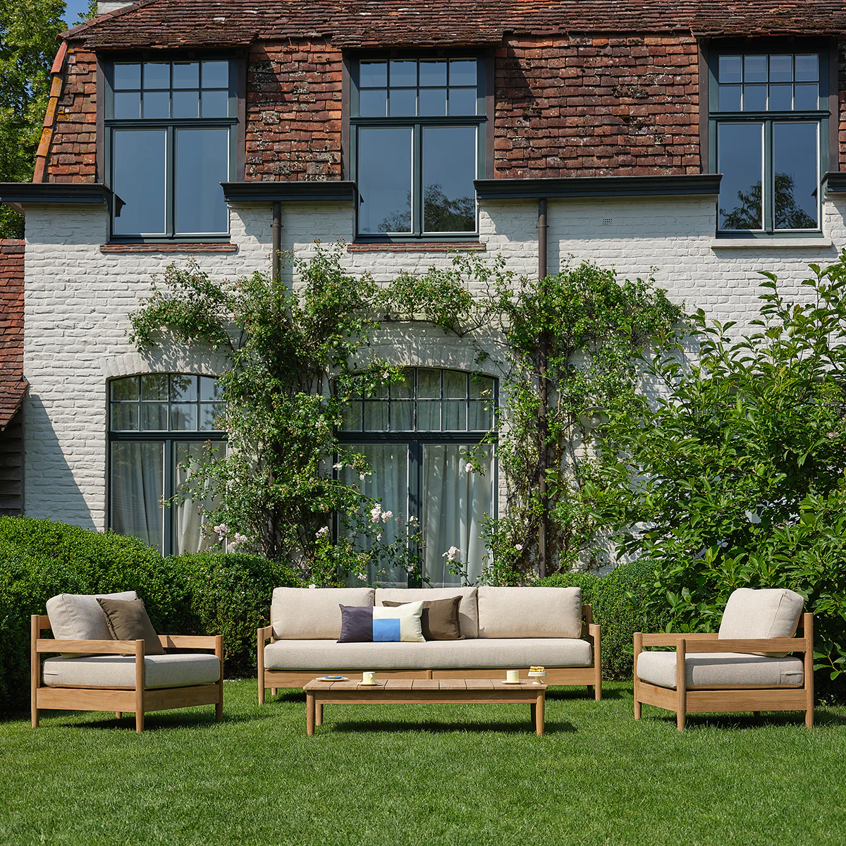 Sofá de jardín bajo de teca maciza con cojines beige jaspeado, para 4 personas. - Image 5