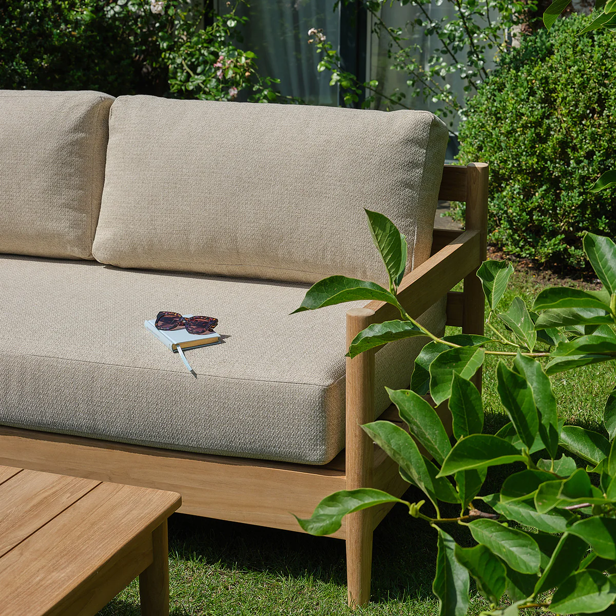 Sofá de jardín bajo de teca maciza con cojines beige jaspeado, para 4 personas. - Image 7