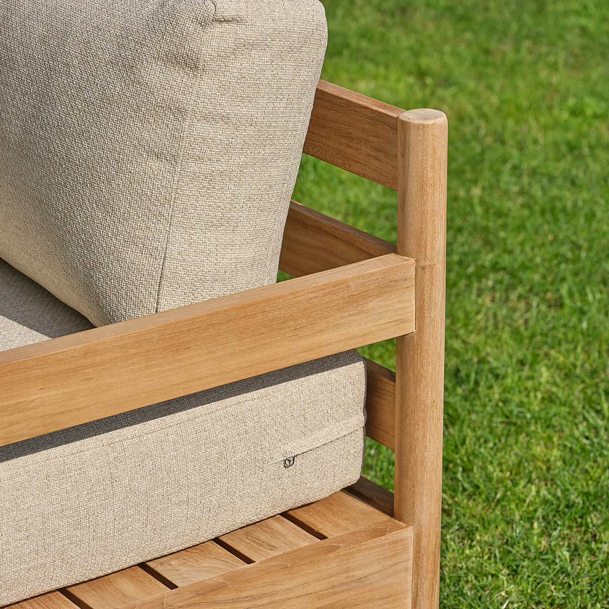 Sofá de jardín bajo de teca maciza con cojines beige jaspeado, para 4 personas. - Image 8