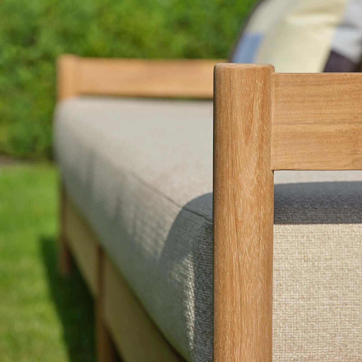 Sofá de jardín bajo de teca maciza con cojines beige jaspeado, para 4 personas. - Image 9