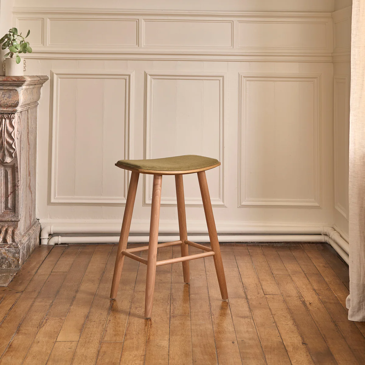 Taburete de teca maciza con asiento de terciopelo acanalado 65 cm