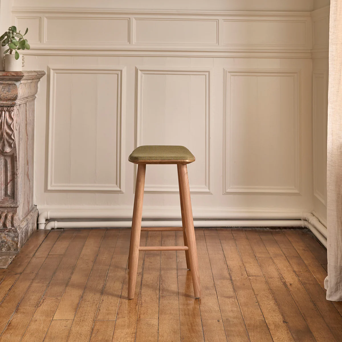 Taburete de teca maciza con asiento de terciopelo acanalado 65 cm - Image 3
