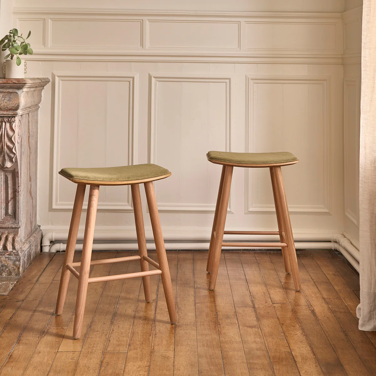 Taburete de teca maciza con asiento de terciopelo acanalado 65 cm - Image 4