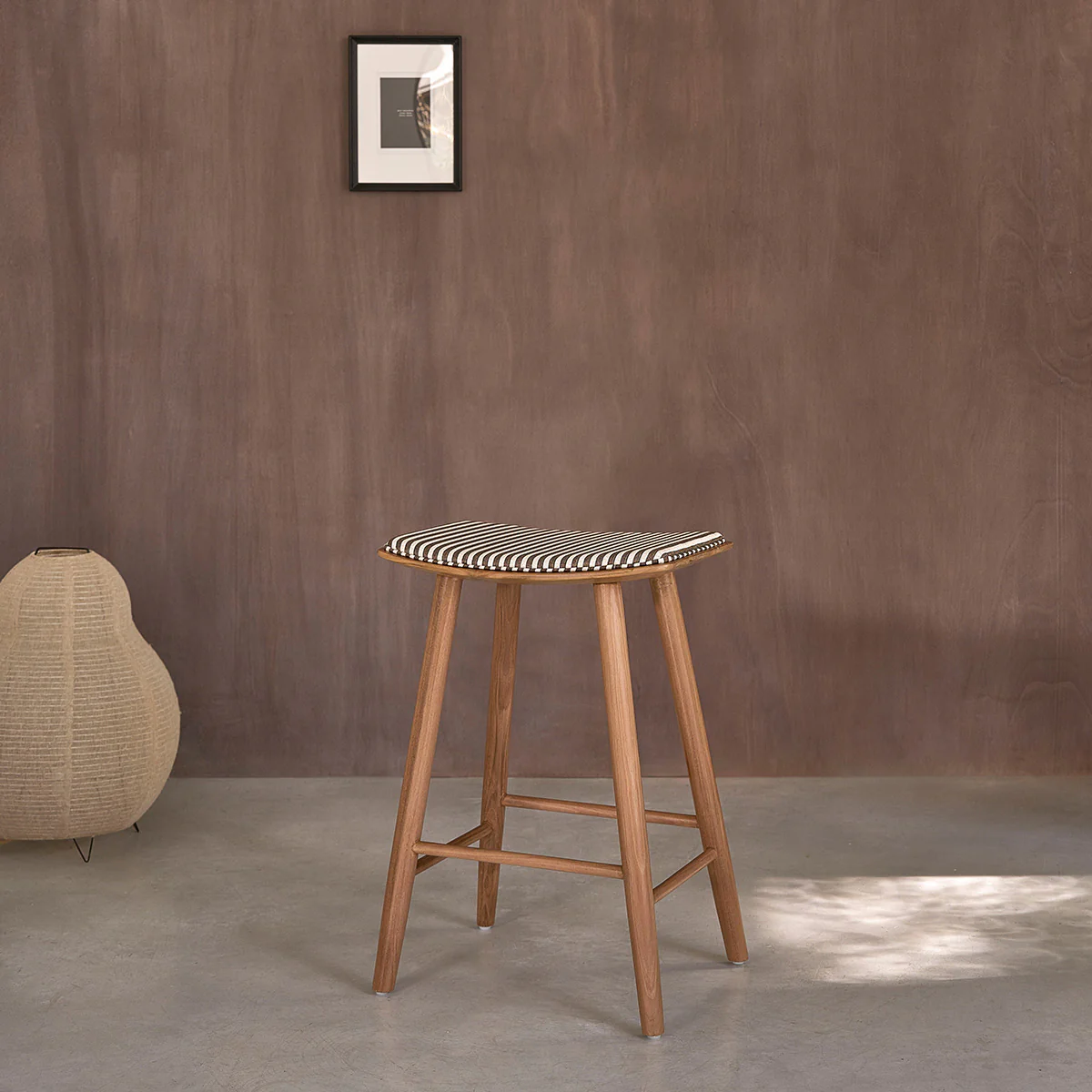 Taburete de teca maciza con asiento de rayas 65 cm