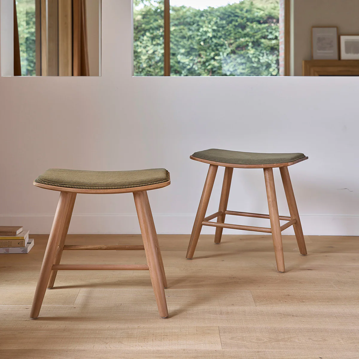 Lote de 2 taburetes de madera de teca con asiento de terciopelo 45 cm