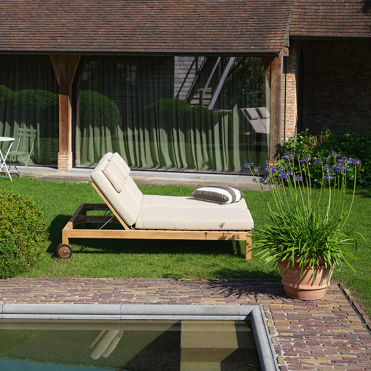 Tumbona doble reclinable de teca maciza con cojines de color beige jaspeado - Image 3