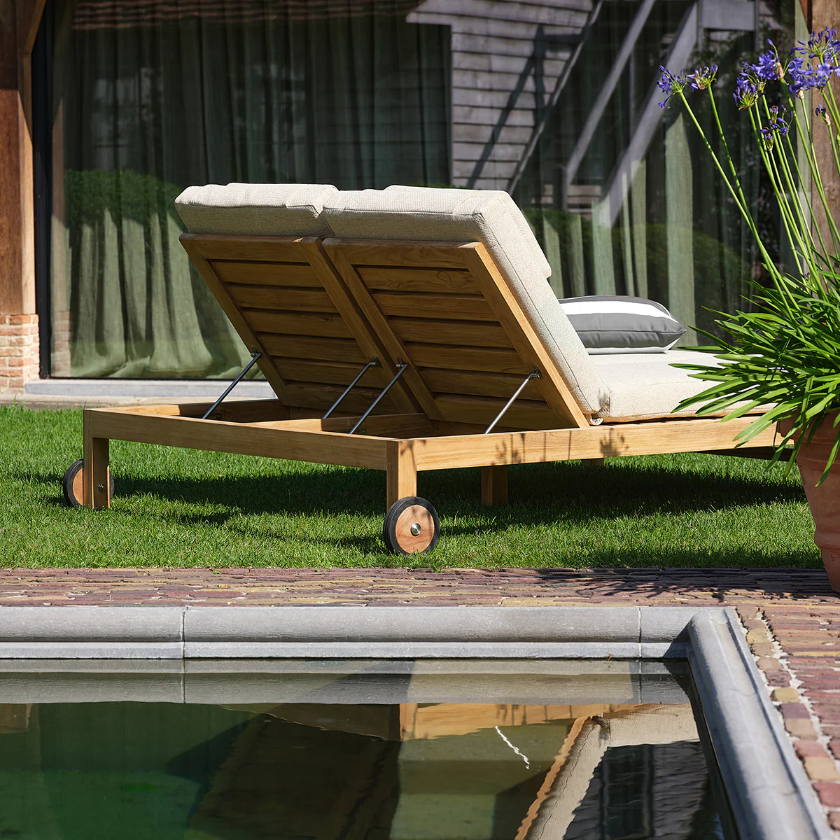 Tumbona doble reclinable de teca maciza con cojines de color beige jaspeado - Image 4