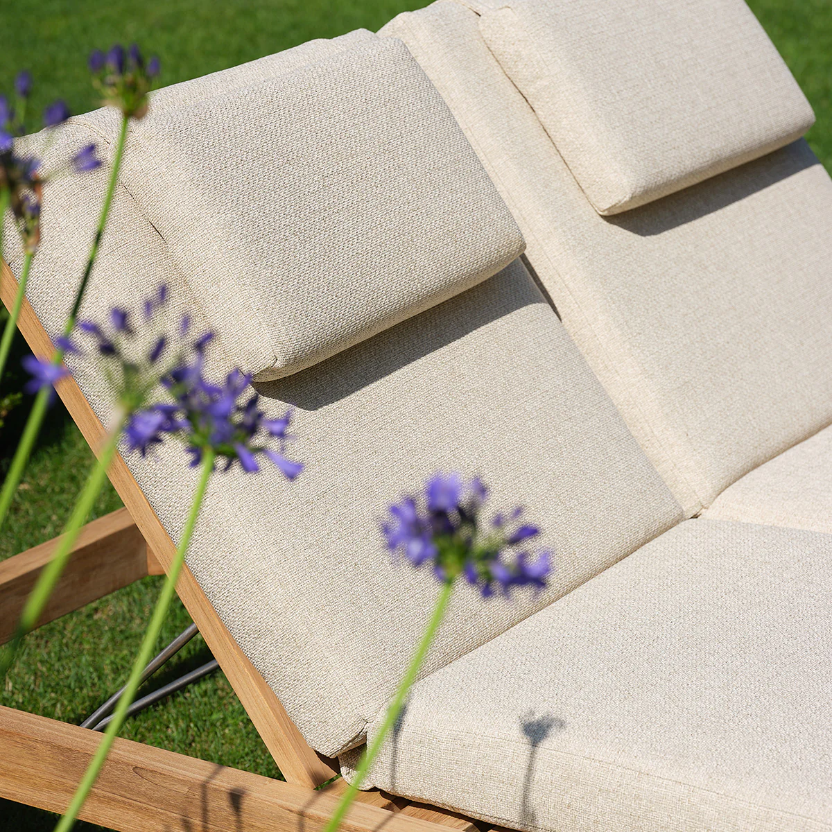 Tumbona doble reclinable de teca maciza con cojines de color beige jaspeado - Image 5
