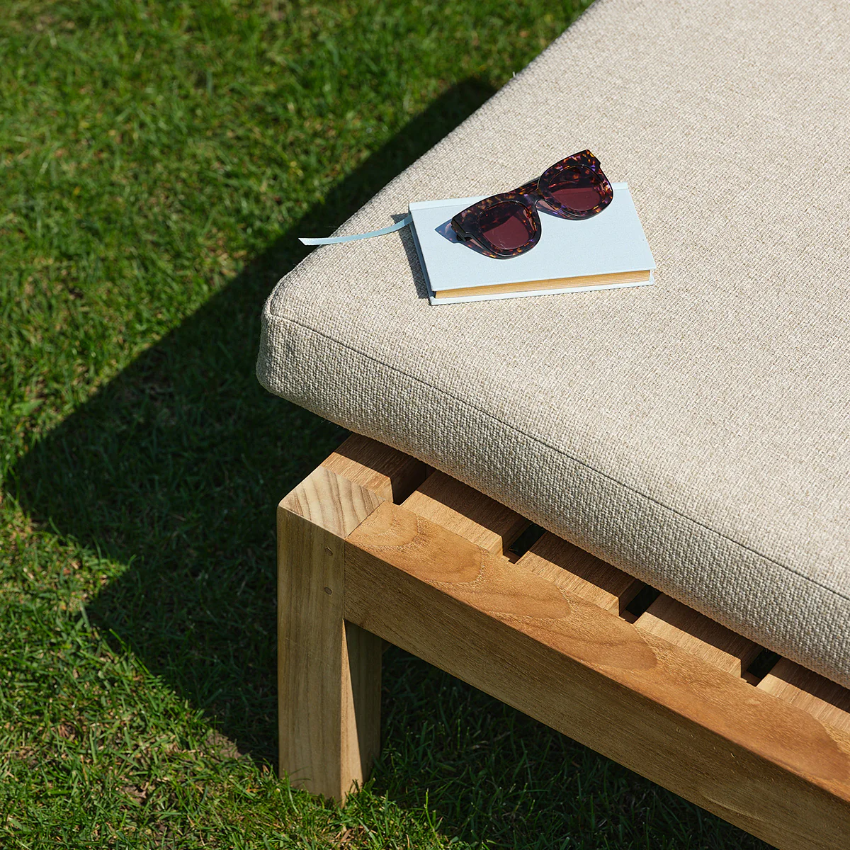 Tumbona doble reclinable de teca maciza con cojines de color beige jaspeado - Image 6