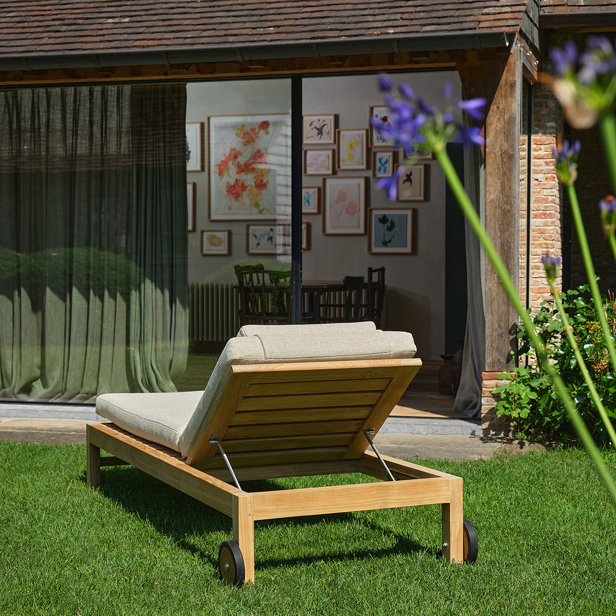 Tumbona reclinable de teca maciza con cojines de color beige jaspeado - Image 4
