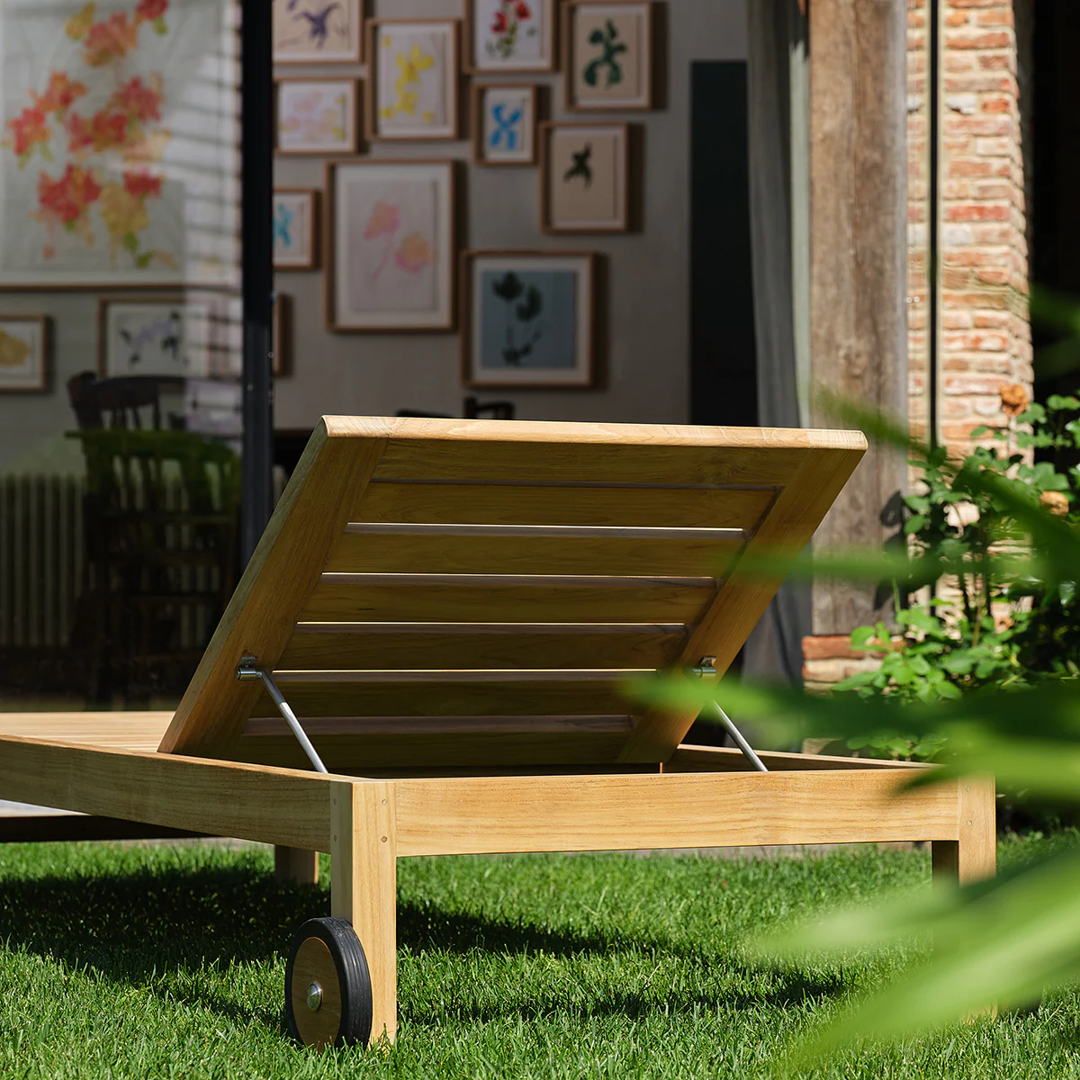 Tumbona reclinable de teca maciza con cojines de color beige jaspeado - Image 5