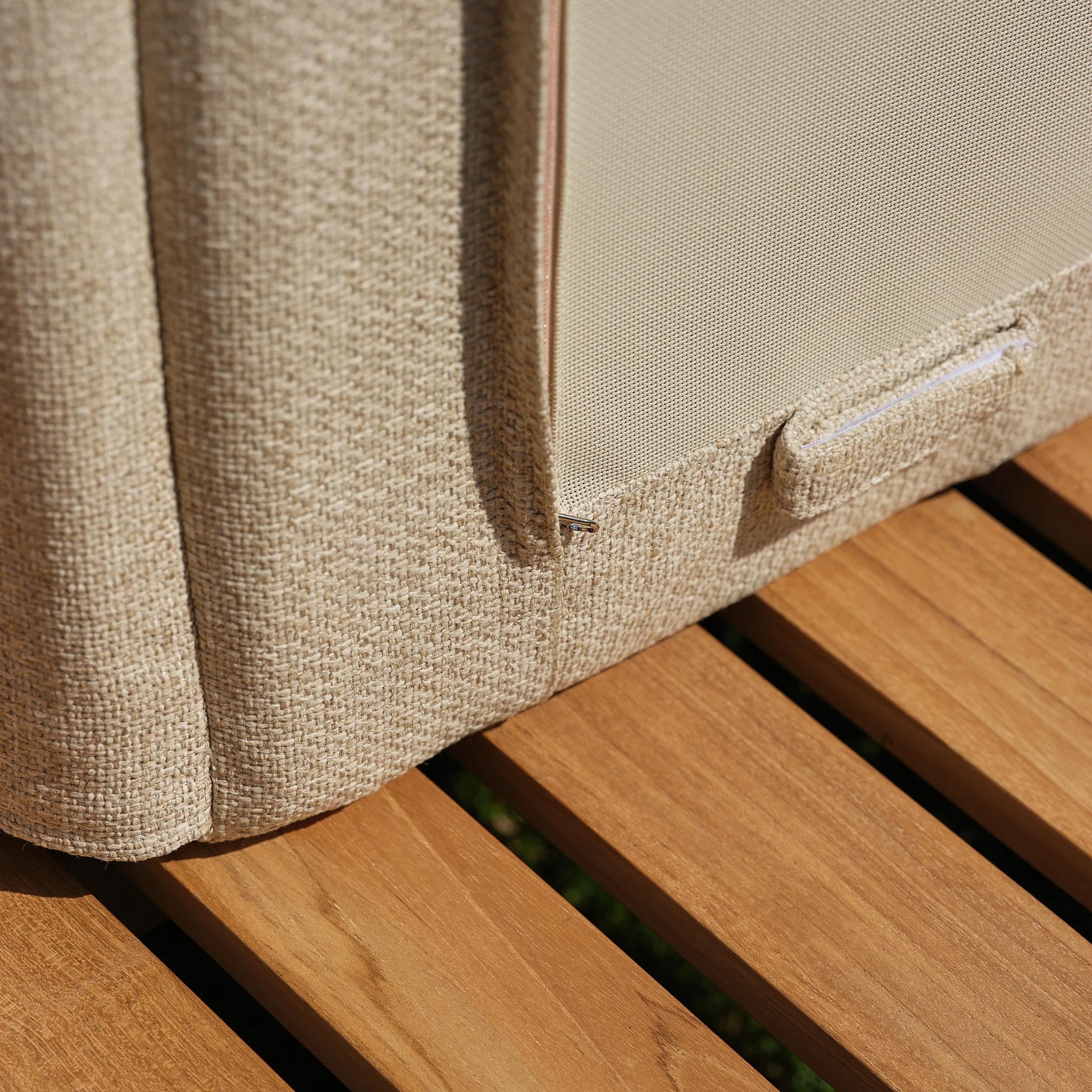 Tumbona reclinable de teca maciza con cojines de color beige jaspeado - Image 6